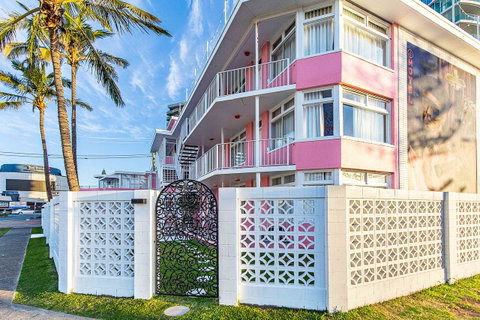 The Pink Hotel Coolangatta - Great Ocean Road Tourism 1