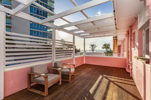 The Pink Hotel Coolangatta - Great Ocean Road Tourism 30