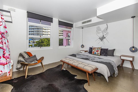 The Pink Hotel Coolangatta - Great Ocean Road Tourism 11