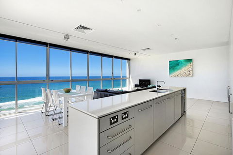 ULTIQA Air On Broadbeach - Great Ocean Road Tourism 1