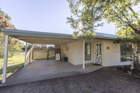Woongara Cottage - Pet Friendly Country Retreat - Great Ocean Road Tourism 3