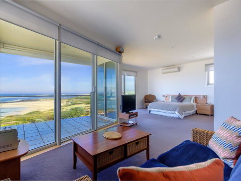 WYTONIA 3 PENTHOUSE - Great Ocean Road Tourism 0