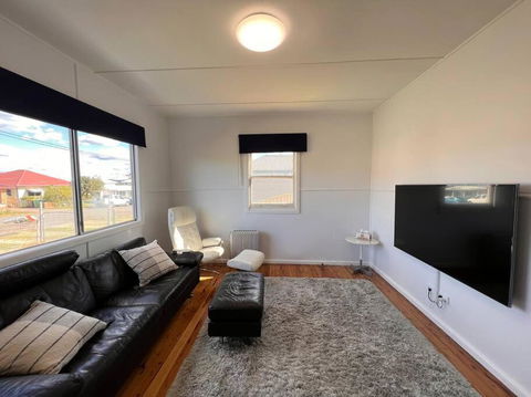 A Delightful Two-bedroom Cottage On Toowoon Bay. - Great Ocean Road Tourism 0