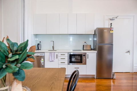 A Designer Apartment With Classic Heritage Details - Great Ocean Road Tourism 4