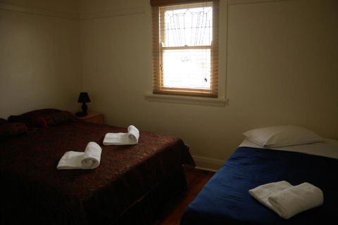 Accommodation Sydney Rockdale - 2 Bedroom Pet Friendly Budget Apartments With Balconies - Great Ocean Road Tourism 4
