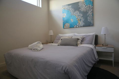 Adelaide CBD Bluebird Apartment - Great Ocean Road Tourism 3