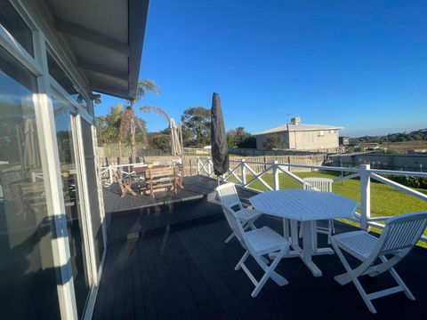 Ahoy Family Beach Escape - Great Ocean Road Tourism 0