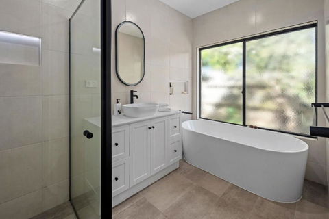 A Holiday Home For All Seasons - Modern, Peaceful, Family Friendly - Great Ocean Road Tourism 1