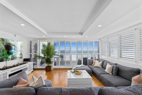 Absolute Beachfront Apartment 3B Pool Spa - Great Ocean Road Tourism 2