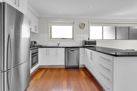 Airport West Stunner By Ready Set Stay - Great Ocean Road Tourism 4