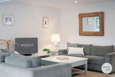 Alice Bayona 7 - Little Cove - Great Ocean Road Tourism 3