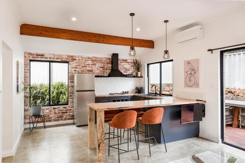 Alley Cats - Great Ocean Road Tourism 1