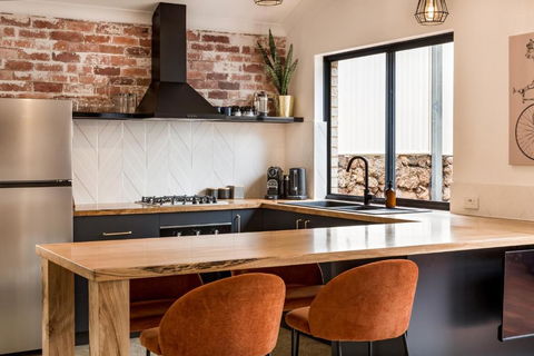 Alley Cats - Great Ocean Road Tourism 2