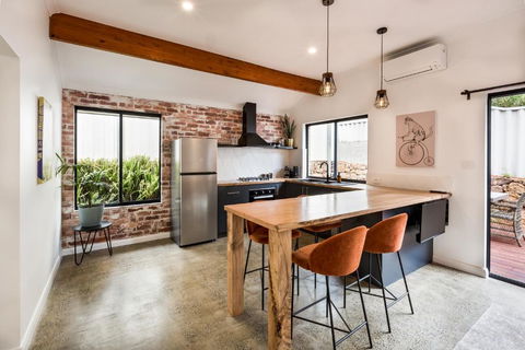 Alley Cats - Great Ocean Road Tourism 0