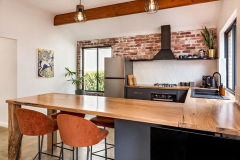 Alley Cats - Great Ocean Road Tourism 4