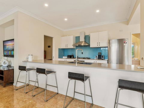 Amazing Broadwater City View Holiday Home With Pool - Great Ocean Road Tourism 3