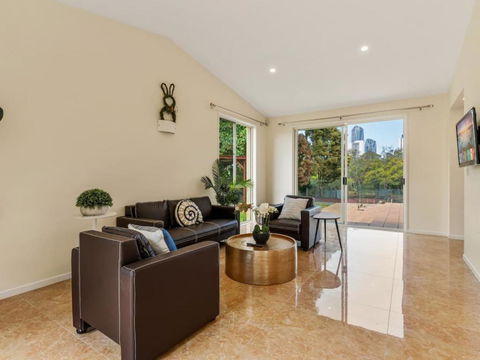 Amazing Broadwater City View Holiday Home With Pool - Great Ocean Road Tourism 4