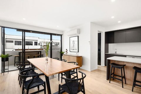 Anchorage Villa - Pet Friendly Marina Townhouse By The Beach - Great Ocean Road Tourism 4