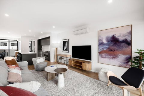 Anchorage Villa - Pet Friendly Marina Townhouse By The Beach - Great Ocean Road Tourism 1