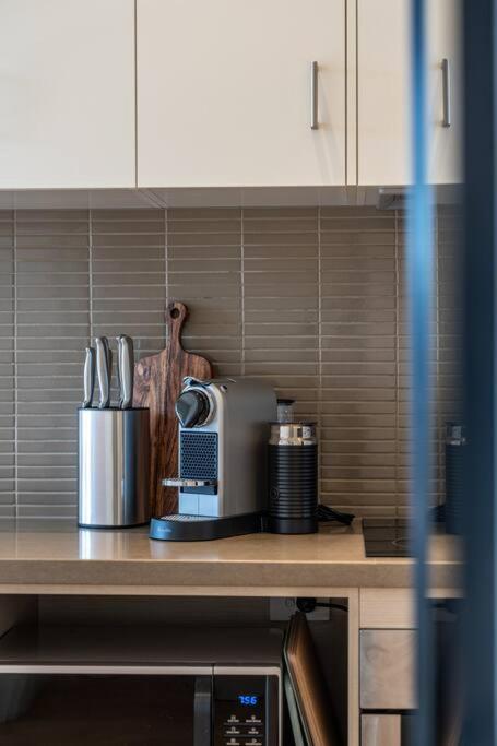 Aqua By The Sea - 1BR, Beachfront, Pool & Gym - Great Ocean Road Tourism 2