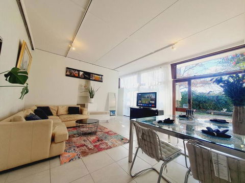 Architectural Bright Open 2B&1B Home With A Private Garden At Yarralumla - Great Ocean Road Tourism 3