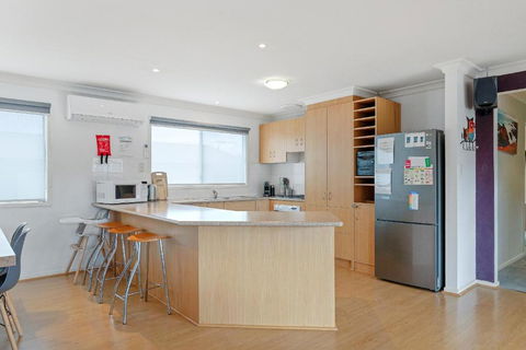 Area 51 By Ready Set Stay - BYO LINEN & TOWELS - Great Ocean Road Tourism 2