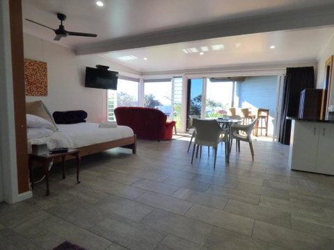 ArtHOUSE Beachfront Accommodation - Great Ocean Road Tourism 4