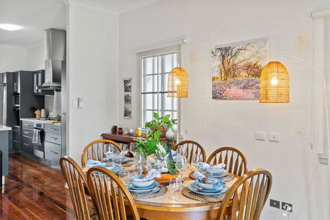 Artistic Queenslander With Park Views - Near City! - Great Ocean Road Tourism 0