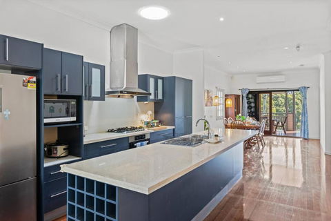 Artistic Queenslander With Park Views - Near City! - Great Ocean Road Tourism 2