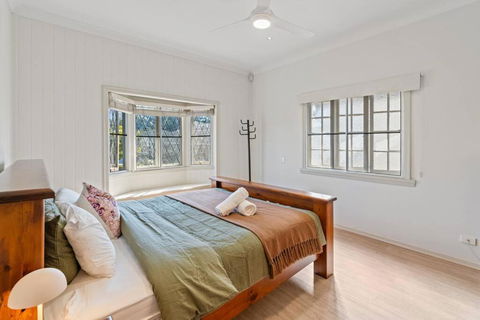 Artistic Queenslander With Park Views - Near City! - Great Ocean Road Tourism 4