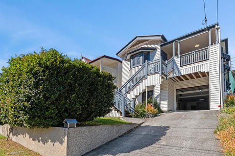 Artistic Queenslander With Park Views - Near City! - Great Ocean Road Tourism 1