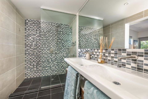 At Waves Penthouse Unit15 - Great Ocean Road Tourism 2