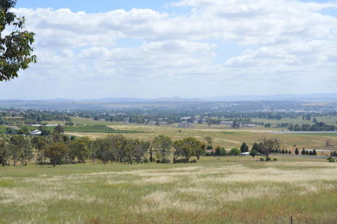 BATHURST GOLDFIELDS RESIDENCE On MOUNT PANORAMA - Great Ocean Road Tourism 1