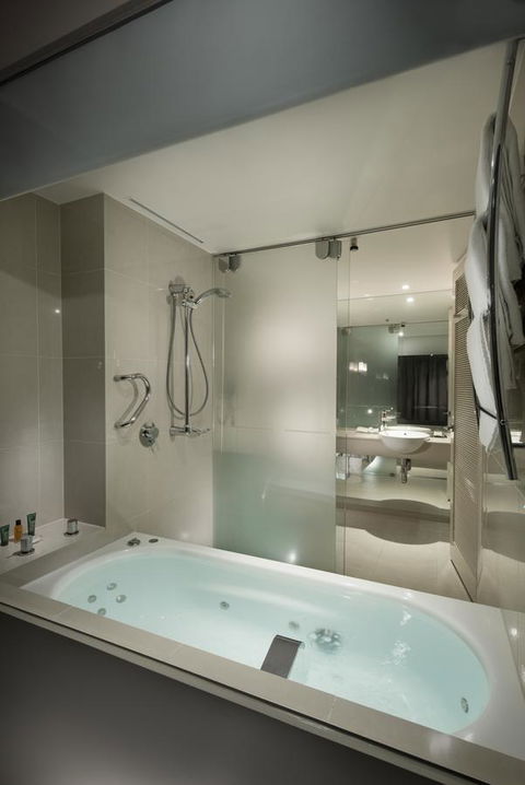 Hilton Cairns - Great Ocean Road Tourism 4
