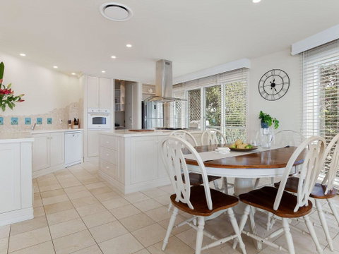 'Baylife Villa' 4a Warruga St - Large Home With WIFI, Netflix, Aircon, Linen & Spectacular Views - Great Ocean Road Tourism 3