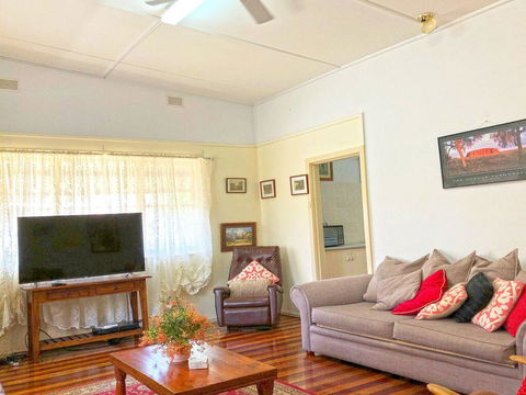 'Daves Place', 27 Rigney St - Holiday House With WIFI, Aircon & Boat Parking - Great Ocean Road Tourism 1