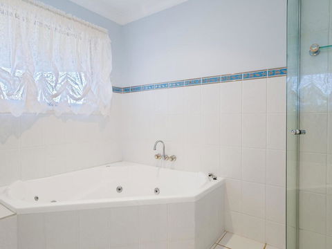 'GrandView', 10 Grandview Close - Huge House With Water Views, Aircon, WIFI, Netflix, Foxtel & Billiard Table - Great Ocean Road Tourism 2