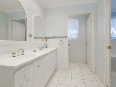 'GrandView', 10 Grandview Close - Huge House With Water Views, Aircon, WIFI, Netflix, Foxtel & Billiard Table - Great Ocean Road Tourism 3