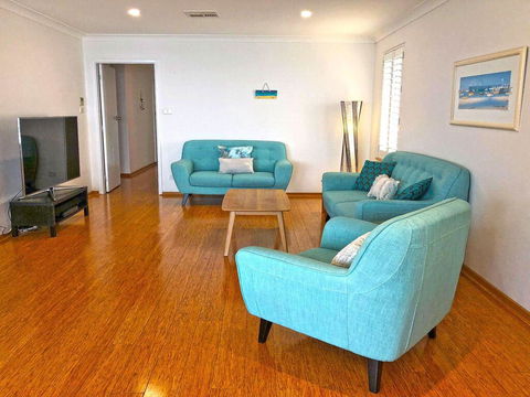 'Mooring Two Upstairs', 23 Shoal Bay Rd - Stunning Views, WIFI, Air Conditioning And Boat Parking - Great Ocean Road Tourism 3