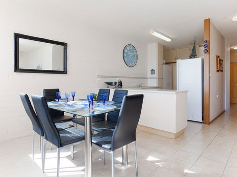 1 'Little Hut', 20 Kurrawa Close - Spectacular Water Views, NBN & Air Conditioned - Great Ocean Road Tourism 3