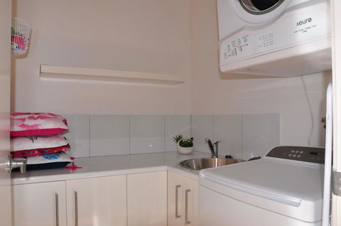 10 Double Island Drive - Modern Family Home, Centrally Located, Swimming Pool & Outdoor Area - Great Ocean Road Tourism 3