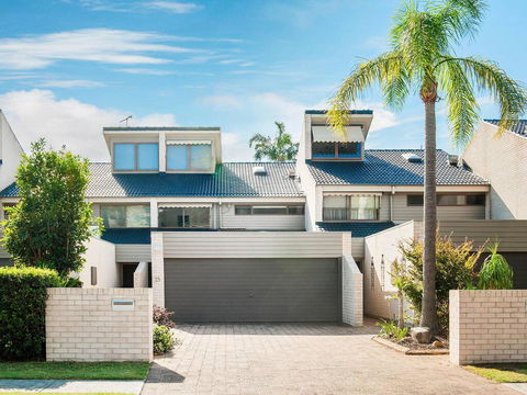 15 'The Moorings', 4 Cromarty Road - Stunning With Water Views & Pool - Great Ocean Road Tourism 0