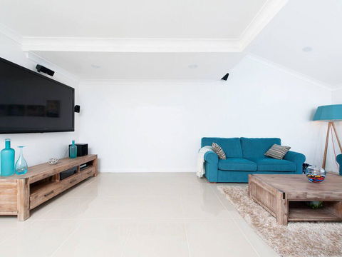 15 'The Moorings', 4 Cromarty Road - Stunning With Water Views & Pool - Great Ocean Road Tourism 3