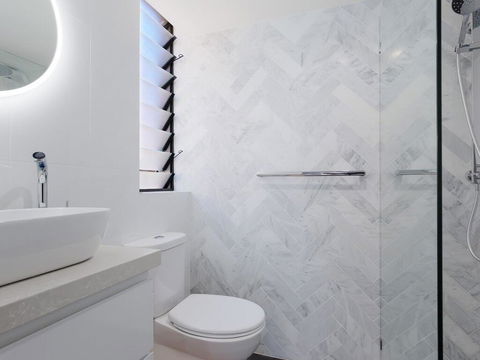 2 'Lanimer' 14 Mitchell Street - Beautiful Waterfront Property With Spectacular Views - Great Ocean Road Tourism 3