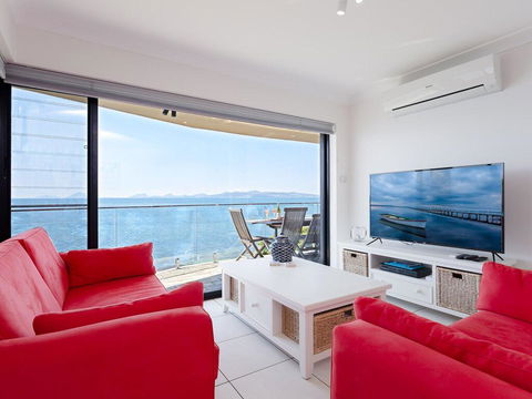 2 'Lanimer' 14 Mitchell Street - Beautiful Waterfront Property With Spectacular Views - Great Ocean Road Tourism 2