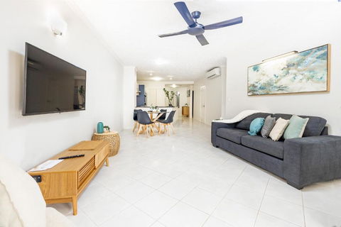 Cairns Esplanade 2BR Waterfront Apartment Sleeps 6 - Great Ocean Road Tourism 3