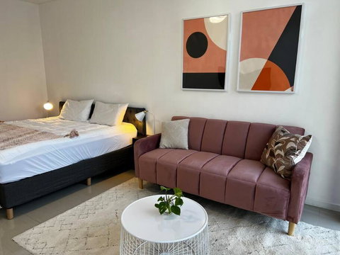 CBD Pink!Studio 1 Bedroom FreeParking - Great Ocean Road Tourism 3