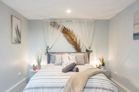 Detached Double Room - Seconds To Transport - Close To China Town - Shared Bathroom - Great Ocean Road Tourism 0