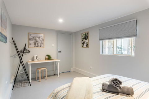 Detached Double Room - Seconds To Transport - Close To China Town - Shared Bathroom - Great Ocean Road Tourism 1
