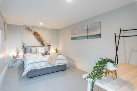 Detached Double Room - Seconds To Transport - Close To China Town - Shared Bathroom - Great Ocean Road Tourism 2